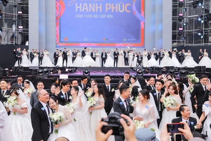 80 cặp đôi thực hiện nghi thức Lễ cưới “Ngày chung đôi – Yêu là hạnh phúc”. Ảnh: Khánh Hoà - TTXVN