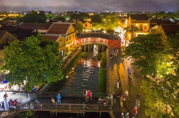 Chùa Cầu cùng với mạng lưới phố, nhà cổ và các di tích lân cận tạo thành một không gian mà du khách có thể khám phá bằng cách đi bộ, thay vì chỉ dừng lại tại từng điểm tham quan riêng lẻ
