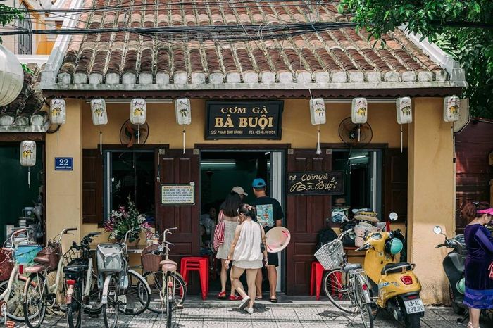 Du khách tìm đến quán Cơm gà Bà Buội trên đường Phan Chu Trinh, địa chỉ quen thuộc trong hành trình khám phá ẩm thực Hội An
