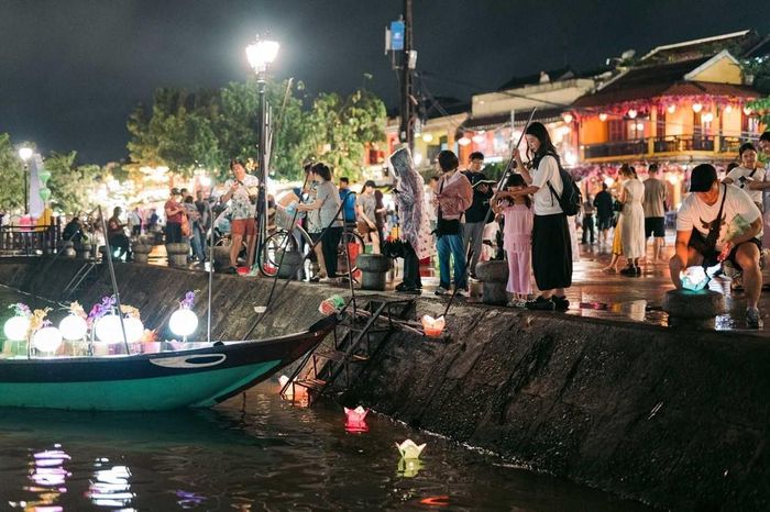 Du khách thả hoa đăng bên sông Hoài khi phố cổ lên đèn