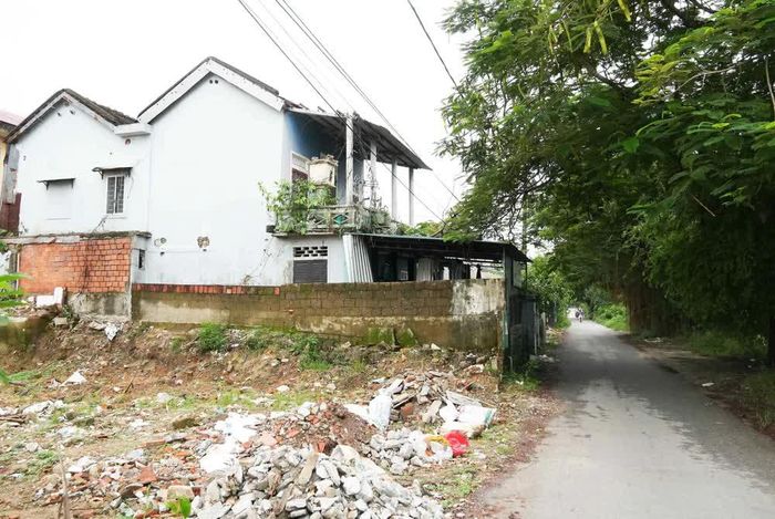 Giải phóng mặt bằng trên đường Lê Văn Hưu thuộc khu vực hồ Tịnh Tâm, trong Kinh thành Huế, thành phố Huế chưa dứt điểm. Ảnh: Nguyên Lý-TTXVN