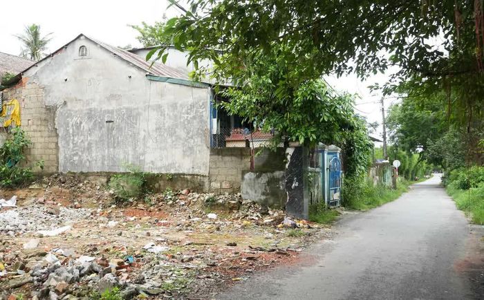 Giải phóng mặt bằng trên đường Lê Văn Hưu thuộc khu vực hồ Tịnh Tâm, trong Kinh thành Huế, thành phố Huế chưa dứt điểm. Ảnh: Nguyên Lý-TTXVN