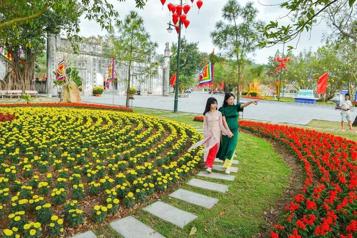Khu vực Cổng tam quan của của đền Kiếp Bạc được trang hoàng rực rỡ để đón du khách. Ảnh: Mạnh Tú - TTXVN