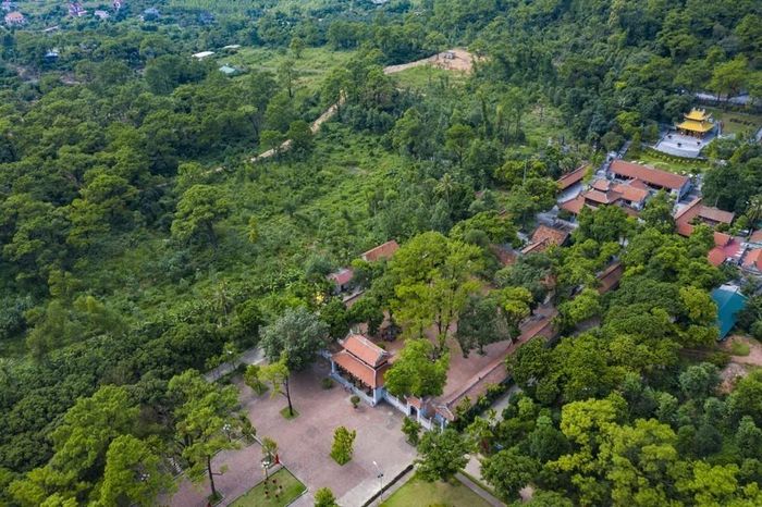Di tích Côn Sơn – Kiếp Bạc quy tụ nhiều công trình kiến trúc cổ như đền đài, chùa, tháp, nằm giữa khung cảnh núi non hùng vĩ. Mỗi địa danh đều lưu giữ giá trị văn hóa – lịch sử hàng trăm năm của dân tộc. Ảnh: Minh Đức – TTXVN