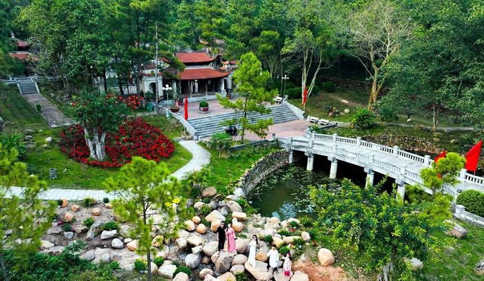 Khu vực đền Nguyễn Trãi, suối Côn Sơn được trang hoàng rực rỡ đón du khách đến tham quan, chiêm bái. Ảnh: Mạnh Tú - TTXVN