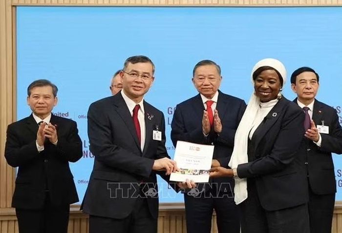 Bộ trưởng Ngô Văn Tuấn và bà Diene Keita, Giám đốc điều hành UNFPA trao văn kiện.