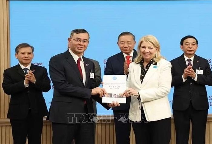 Bộ trưởng Ngô Văn Tuấn và bà Catherine Russell, Giám đốc điều hành UNICEF trao văn kiện.