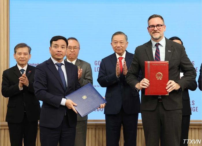 Tổng Bí thư, Chủ tịch nước Tô Lâm chứng kiến lễ trao văn kiện, thỏa thuận hợp tác với các cơ quan của Liên hợp quốc. (Ảnh: Thống Nhất/TTXVN)