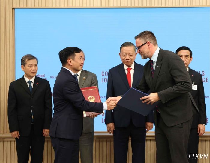 Tổng Bí thư, Chủ tịch nước Tô Lâm chứng kiến lễ trao văn kiện, thỏa thuận hợp tác của Việt Nam với các cơ quan của Liên hợp quốc. (Ảnh: Thống Nhất/TTXVN)