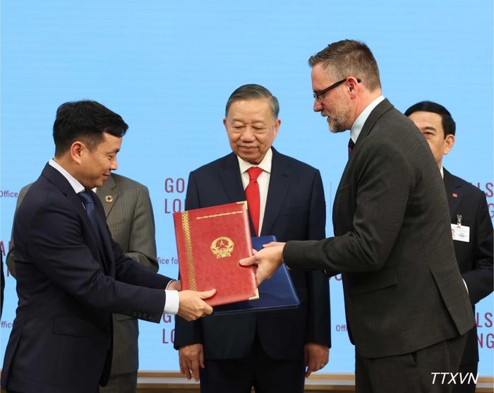 Tổng Bí thư, Chủ tịch nước Tô Lâm chứng kiến lễ trao văn kiện, thỏa thuận hợp tác của Việt Nam với các cơ quan của Liên hợp quốc. (Ảnh: Thống Nhất/TTXVN)