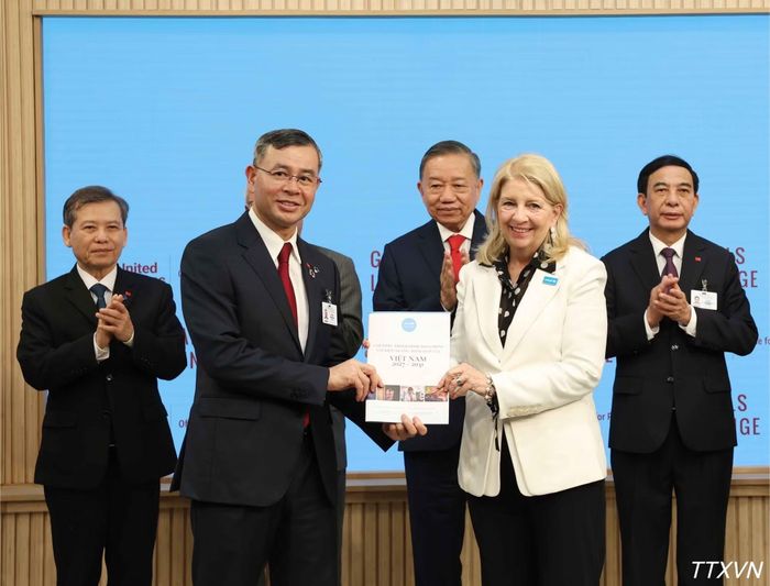 Tổng Bí thư, Chủ tịch nước Tô Lâm chứng kiến lễ trao văn kiện, thỏa thuận hợp tác của Việt Nam với các cơ quan của Liên hợp quốc. (Ảnh: Thống Nhất/TTXVN)