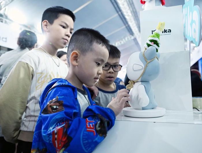 Các em nhỏ làm quen với sản phẩm công nghệ hiện đại tại Ngày hội “Khởi nghiệp sáng tạo toàn dân-Động lực tăng trưởng mới” (Ảnh: KHÁNH AN)