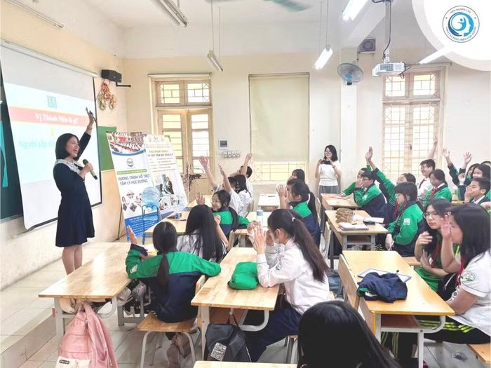 Chuyên gia tâm lý, Viện Nghiên cứu Tâm lý và Phát triển con người (thuộc Viện Hàn lâm Khoa học xã hội Việt Nam) phổ biến kiến thức cho học sinh trung học cơ sở tại Hà Nội với chủ đề “Làm chủ cảm xúc và hành vi tuổi vị thành niên”.