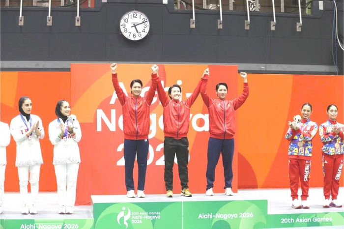 Ba nữ võ sĩ Việt Nam nhận Huy chương vàng môn karate tại ASIAD 20. (Ảnh: BÙI LƯỢNG)