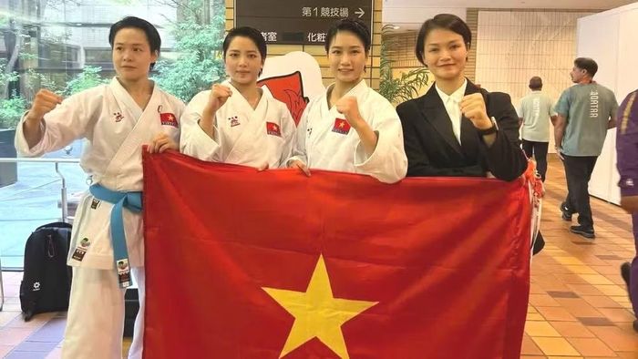 Bộ ba Nguyễn Ngọc Trâm, Bùi Ngọc Nhi và Hoàng Thị Thu Uyên mang về Huy chương Vàng đầu tiên. (Ảnh: BÙI LƯỢNG)