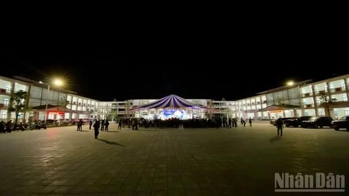 Trong đêm Trung thu, Trường nội trú liên cấp tiểu học và trung học cơ sở A Lưới 4 sáng bừng giữa thung lũng. (Ảnh: QT)