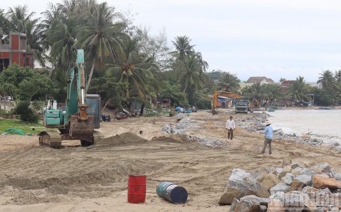 Phương tiện, thiết bị thi công kè chống sạt lở bờ biển đoạn qua các thôn: An Vĩnh, Kỳ Xuyên. (Ảnh: HIỂN CỪ)