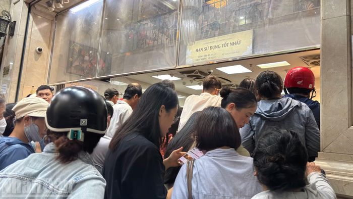 Bánh dẻo có hạn sử dụng tốt nhất trong 5 ngày, bánh nướng trong 10 ngày. Nên nhiều người muốn chờ sát Trung thu mới xếp hàng mua bánh, để có được cặp bánh chất lượng tốt nhất.