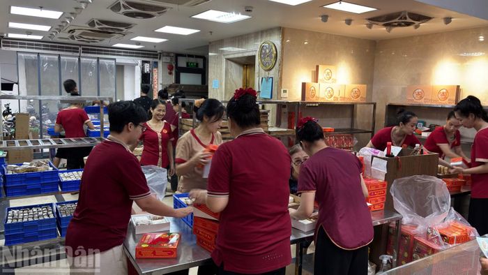 Các loại bánh truyền thống như bánh nướng, bánh dẻo nhân thập cẩm, hạt sen, đậu xanh... vẫn là những sản phẩm được nhiều khách tìm mua. Theo người nối nghiệp đời thứ ba, cơ sở duy trì việc sản xuất theo ngày, bánh làm đến đâu bán đến đó do không sử dụng chất bảo quản và thời hạn sử dụng ngắn.