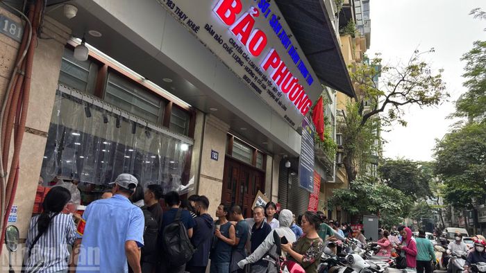 Những ngày cận Trung thu, dòng người kiên nhẫn xếp hàng trên phố Thụy Khuê để chờ mua bánh trở thành hình ảnh quen thuộc, gợi nhớ hương vị Trung thu truyền thống của Hà Nội qua nhiều thế hệ.