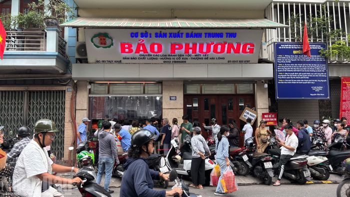 Bánh Trung thu Bảo Phương trên phố Thụy Khuê (Hà Nội) những ngày cận Tết Trung thu luôn trong tình trạng đông khách.