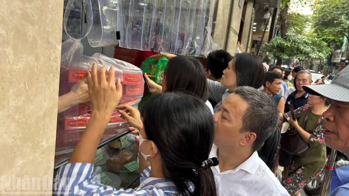 Người dân kiểm tra kỹ số lượng bánh đã đặt mua trước khi rời khỏi quầy.
