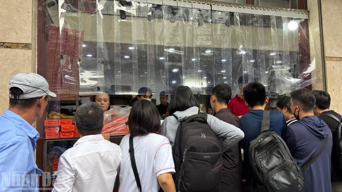 Theo ghi nhận của phóng viên lúc 16 giờ ngày 22/9, nhiều người phải đứng dưới trời nắng, chờ đến lượt mua bánh. Lực lượng bảo vệ liên tục hướng dẫn khách xếp hàng ngay ngắn, không chen lấn.