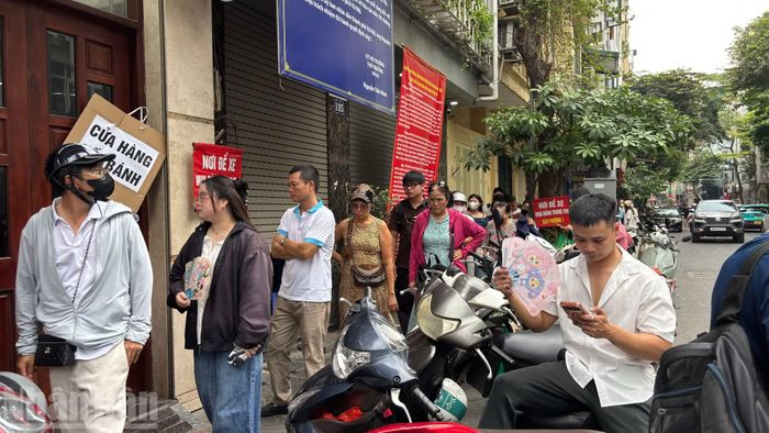 Ngày 21/9, một số khách sau khi đã chờ khoảng 30 phút tiếp tục được thông báo phải đợi thêm vì bánh dẻo tạm hết, chỉ còn bánh nướng. Dù vậy, nhiều người vẫn kiên nhẫn ở lại chờ mua.