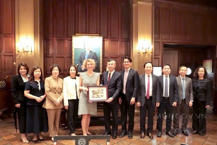 Bộ trưởng Ngô Văn Tuấn trao quà lưu niệm tặng đại diện J.P. Morgan sau buổi làm việc song phương. (Ảnh: Bộ Tài chính)