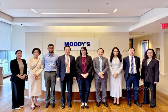 Đoàn công tác chụp ảnh lưu niệm với đại diện Moody’s tại Hoa Kỳ. (Ảnh: Bộ Tài chính)