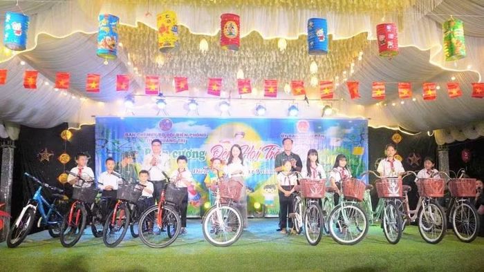 Các đại biểu tặng xe đạp cho học sinh. (Ảnh: HG)