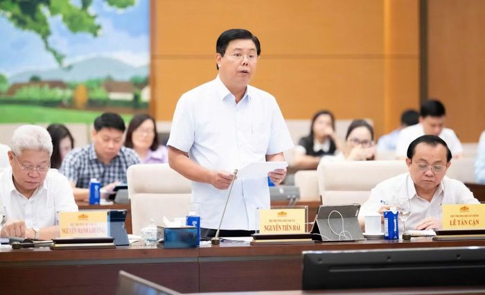 Bộ trưởng Nội vụ Nguyễn Tiến Hải trình bày tờ trình tại phiên họp. (Ảnh: Quochoi.vn)