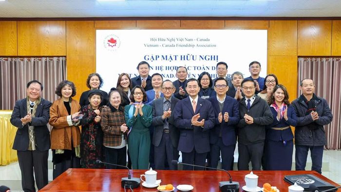 Lãnh đạo Liên hiệp các tổ chức hữu nghị Việt Nam và Hội Hữu nghị Việt Nam-Canada cùng các kiều bào Việt Nam tại Canada tham dự buổi gặp mặt hữu nghị "Quan hệ Việt Nam-Canada: Tiến về phía trước" chụp ảnh kỷ niệm. (Ảnh: Hội Hữu nghị Việt Nam-Canada cung cấp)