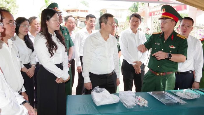 Ông Nguyễn Mạnh Hùng, Phó Bí thư Thành ủy, Chủ tịch Ủy ban nhân dân thành phố Đà Nẵng và đoàn công tác kiểm tra hiện trường lấy mẫu. (Ảnh: QUANG CƯỜNG)
