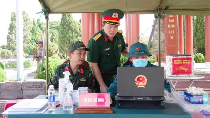 Toàn bộ quy trình lấy mẫu được triển khai nghiêm ngặt theo đúng quy trình, quy định. (Ảnh: QUANG CƯỜNG)