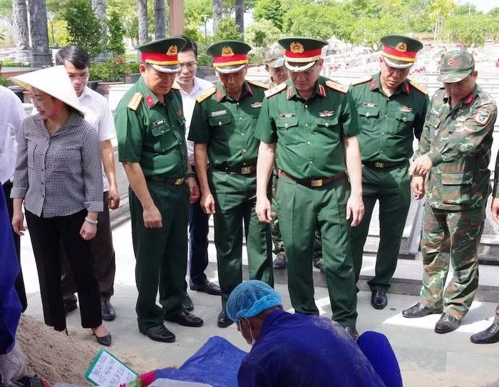 Đồng chí Trung tướng Lê Ngọc Hải, Ủy viên Trung ương Đảng, Tư lệnh Quân khu 5 kiểm tra công tác lấy mẫu tại Đà Nẵng. (Ảnh: QUANG CƯỜNG)