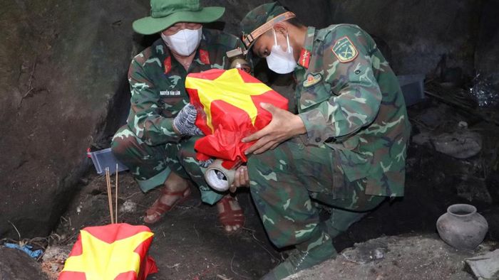 Các hài cốt liệt sĩ được tìm thấy tại hang Đá Sập, tháng 7/2026. (Ảnh: QUANG CƯỜNG)