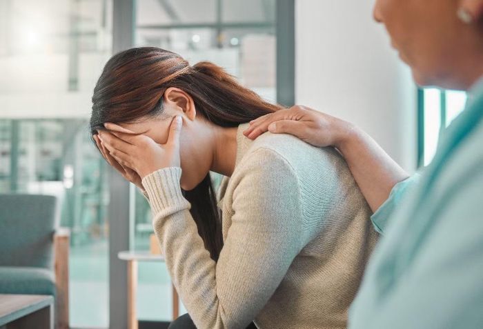 Việc chấm dứt hợp đồng sớm có thể khiến người tham gia mất đi lớp bảo vệ tài chính quan trọng trước các rủi ro bất ngờ. (Ảnh minh họa: Shuttlestock)