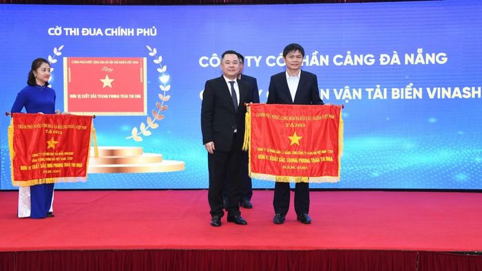 Cảng Đà Nẵng vinh dự đón nhận Cờ thi đua của Chính phủ. (Ảnh: BẢO KHÁNH)