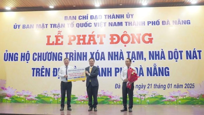 Cảng Đà Nẵng trao kinh phí ủng hộ chương trình xóa nhà tạm, nhà dột nát trên địa bàn thành phố Đà Nẵng. (Ảnh: BẢO KHÁNH)