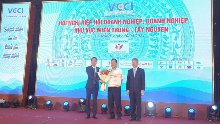  Lãnh đạo Cảng Đà Nẵng (đứng giữa) nhận Bằng khen của Chủ tịch VCCI vì đã có thành tích xuất sắc trong hoạt động sản xuất kinh doanh và sự phát triển cộng đồng doanh nghiệp miền trung-Tây Nguyên. (Ảnh: BẢO KHÁNH) 