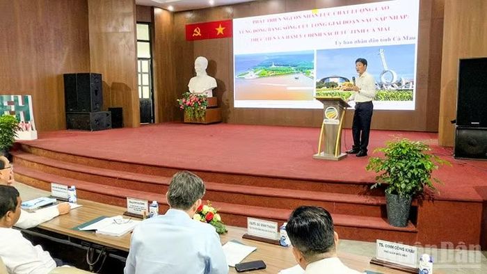 Chuyên gia trình bày tham luận. (Ảnh: BÁ DŨNG)