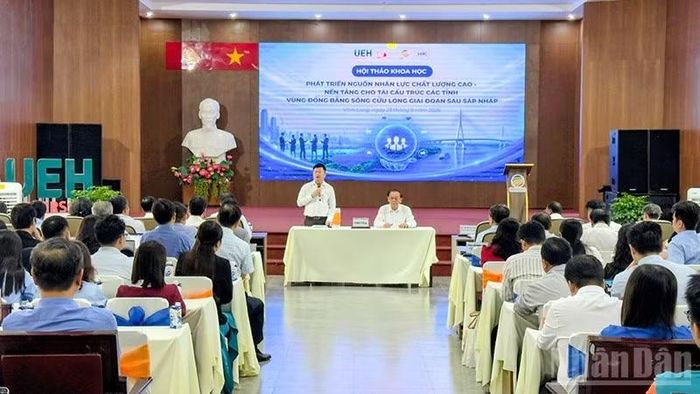 Các chuyên gia điều hành hội thảo. (Ảnh: BÁ DŨNG)