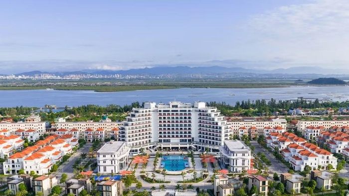 Cơ sở hạ tầng du lịch vùng địa đầu đông bắc Tổ quốc đang từng ngày thay đổi hướng tới trở thành một điểm đến du lịch biển đẳng cấp. (Ảnh: TP)