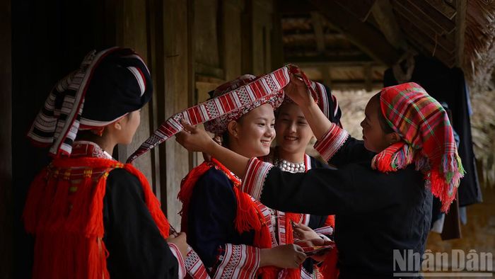 Tạo vành khăn chắc chắn. (Ảnh: VŨ LINH)