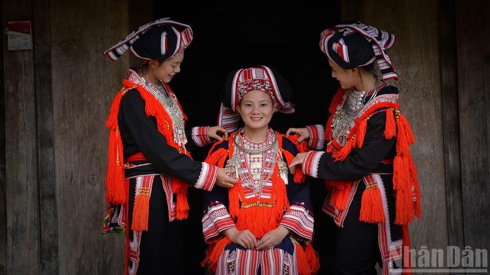 Cô dâu rạng rỡ trong trang phục cưới. (Ảnh: VŨ LINH)