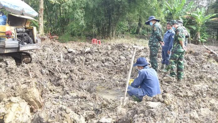 Đội K91 tìm kiếm, quy tập hài cốt liệt sĩ trong vườn sầu riêng ở ấp Bình Hòa, xã Ngũ Hiệp, tỉnh Đồng Tháp.