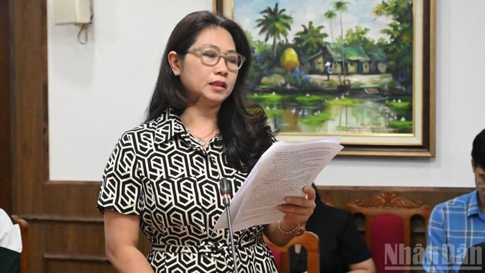 Các đại biểu tham luận tại hội thảo.