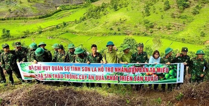 Cán bộ, chiến sĩ Bộ Chỉ huy Quân sự tỉnh Sơn La cũng chung tay hỗ trợ nhân dân xã Sín Thầu thực hiện mô hình phát triển cây ăn quả và phát triển sản xuất. (Ảnh: LÊ LAN)