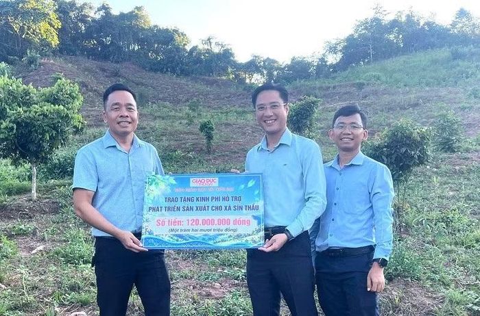 Nhà báo Nguyễn Minh Thịnh, Báo Giáo dục và Thời đại trao kinh phí hỗ trợ nhân dân bản Tá Miếu, xã Sín Thầu thực hiện mô hình phát triển cây ăn quả. (Ảnh: LÊ LAN)